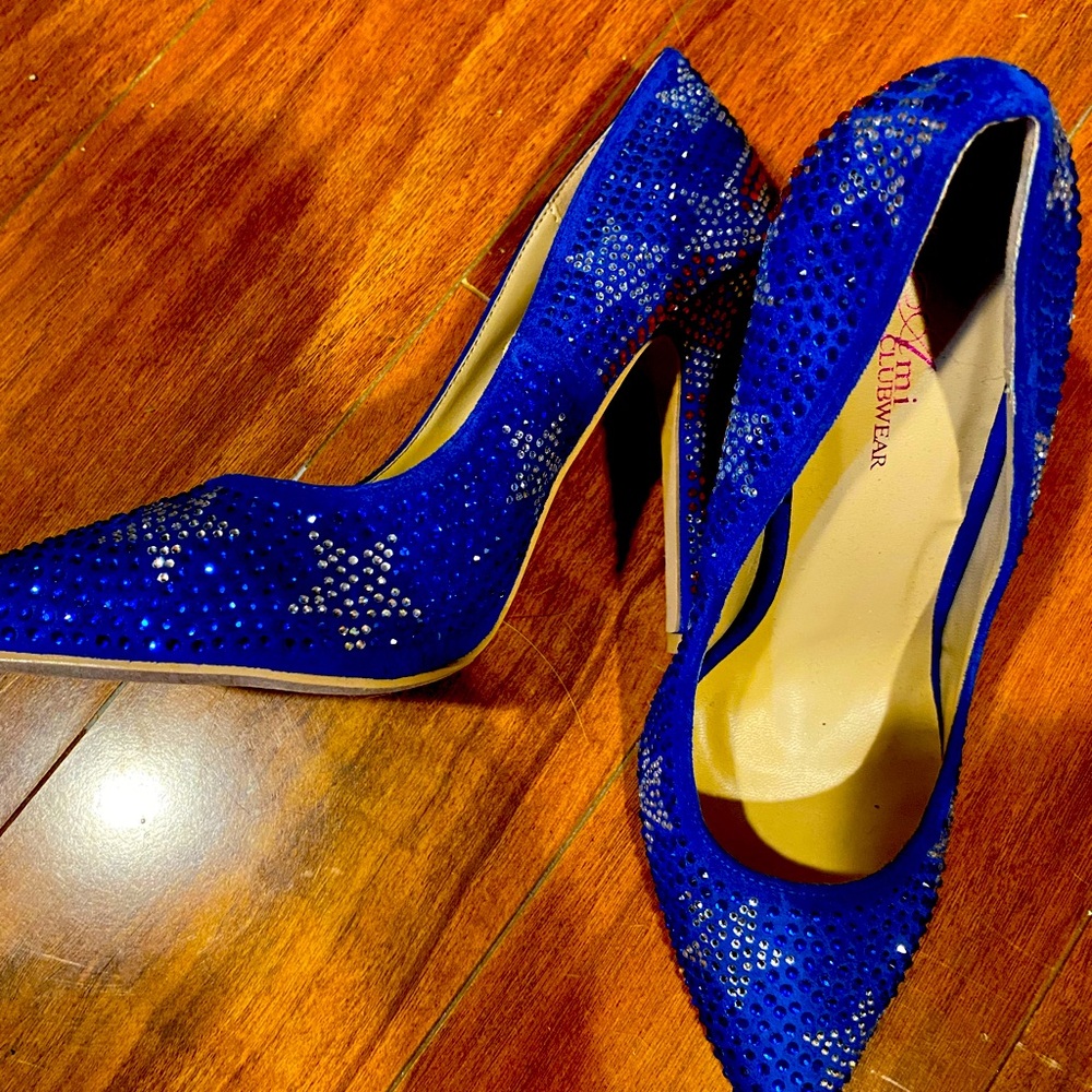 Cuteeee heels.  Great for up coming Holidays.  Never worn